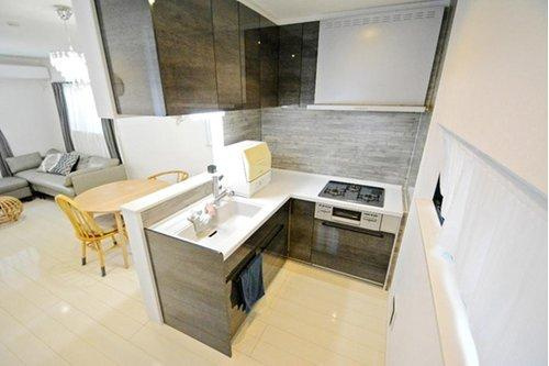 新座市東１丁目の中古一戸建のキッチン|カウンターキッチンはお料理しながらリビングダイニングにいるお子様の様子を見守れます。