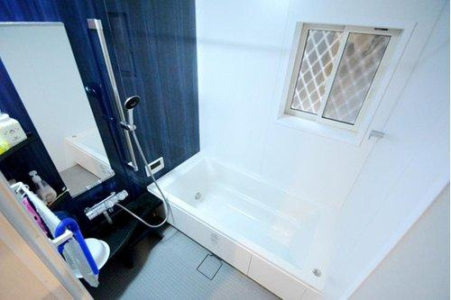 新座市東１丁目の中古一戸建の浴室|1坪タイプのゆったりとしたお風呂で一日の疲れを癒してください。