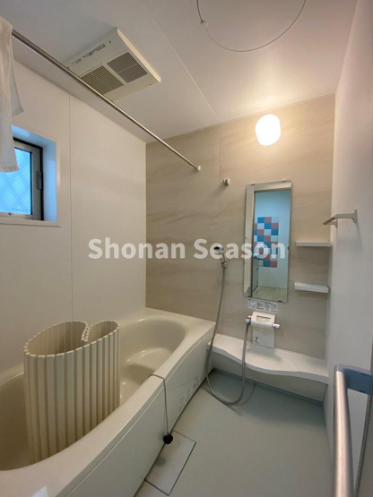 【浴室】 | 短時間で適温にでき、常に快適な入浴ができる追い炊き給湯でのんびりとご入浴いただけます。