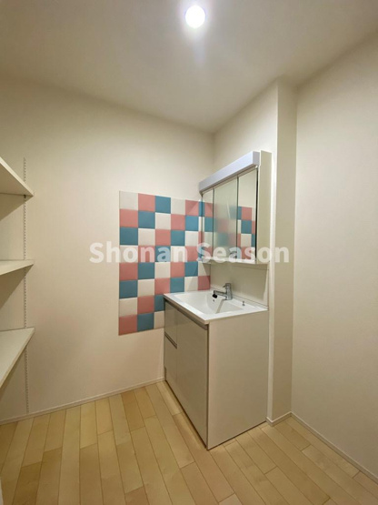 【独立洗面台】 | 鏡裏や洗面下に収納があり、日用品もスッキリ片付きます。