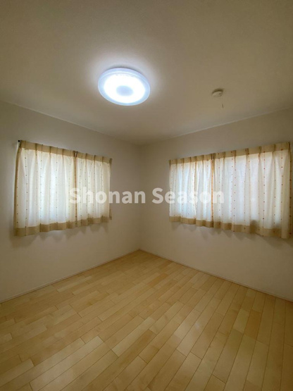 【洋室】 | 1つのお部屋に２つ以上窓が備わった室内は、風通し＆陽当り良好♪