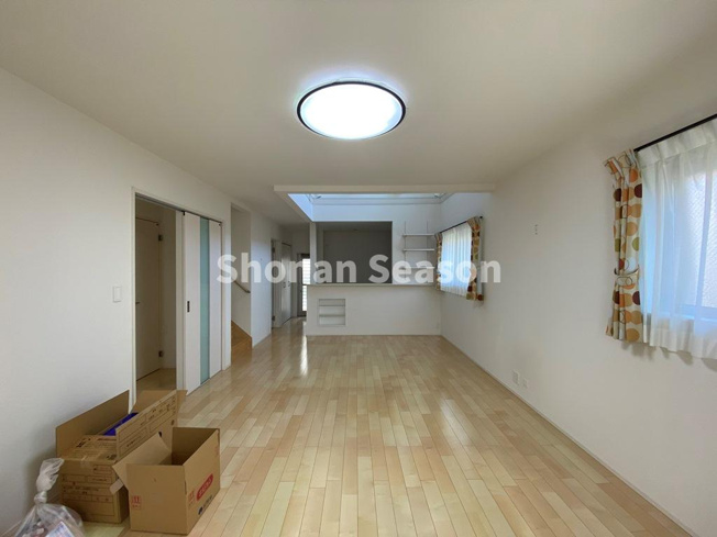 【居間・リビング】 | 圧巻の広さ１９帖のリビングルーム！インテリアを配置しても広々空間◎