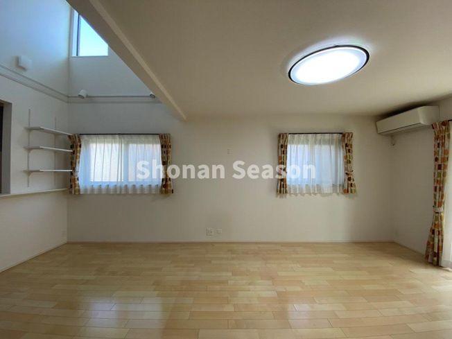 【居間・リビング】 | 可動棚やマガジンラックなどオリジナリティ溢れる内装です。