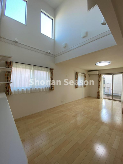 【居間・リビング】 | 上部吹抜けの明るく開放的な室内が広がります！