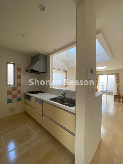 【キッチン】 | お料理をしながら、リビングで遊ぶお子様の様子が確認できる安心設計♪
コミュニケーションがとりやすいとご好評ですよ。