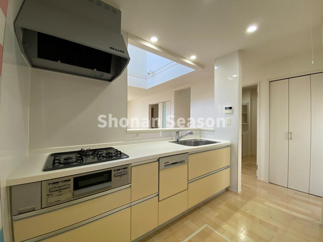 【キッチン】 | 同時に複数調理ができる３口コンロや家事時短に繋がる食洗機を完備！