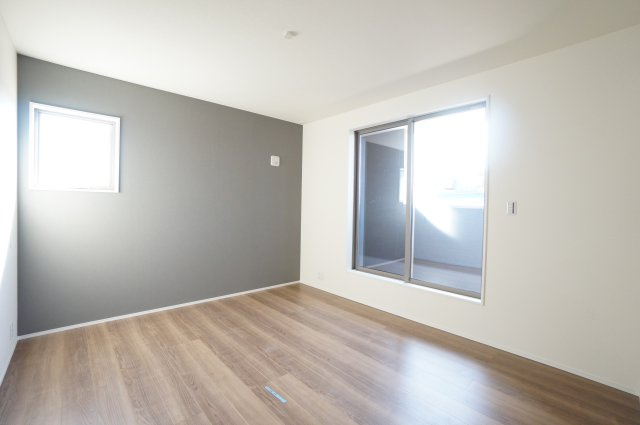 リーブルガーデン常滑市西之口2丁目　　1号棟の洋室|2階7帖洋室はアクセントクロスが落ち着いた雰囲気の主寝室。