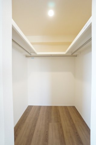 リーブルガーデン常滑市西之口2丁目　　1号棟の収納|たっぷり収納可能なウオークインクローゼット。