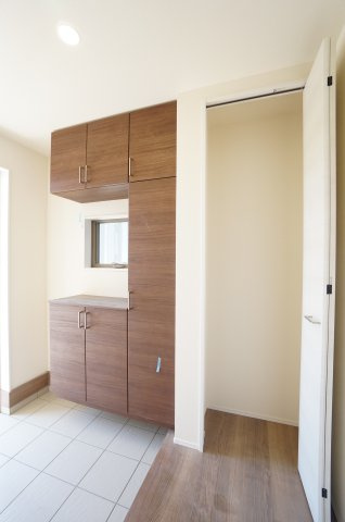 リーブルガーデン常滑市西之口2丁目　　1号棟の玄関|玄関にシューズボックスとクローゼット！シューズクロークのスペースもあり、ベビーカーやゴルフバッグなどの収納に便利です。