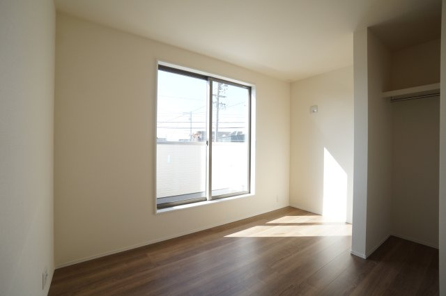 リーブルガーデン常滑市西之口2丁目　　1号棟の洋室|2階5.1帖洋室はバルコニーに面した明るい居室。