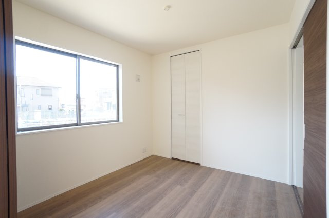 リーブルガーデン常滑市西之口2丁目　　1号棟の洋室|1階洋室はリビングとつながり、来客用やお子様の遊び場としてのスペースとしても便利です。