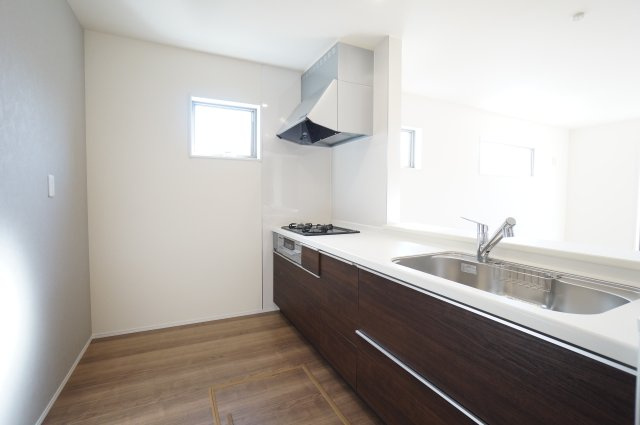 リーブルガーデン常滑市西之口2丁目　　1号棟のキッチン|使いやすくスタイリッシュな対面キッチンは、ご家族と顔を合わせながらお料理が出来て家族との楽しい時間を過ごせそうです！！