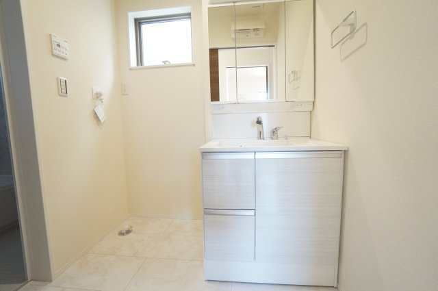 リーブルガーデン常滑市西之口2丁目　　1号棟の独立洗面台|シャワー付き洗面化粧台は、伸ばせる水栓で洗面台でのシャンプーや洗い物に便利な仕様です。