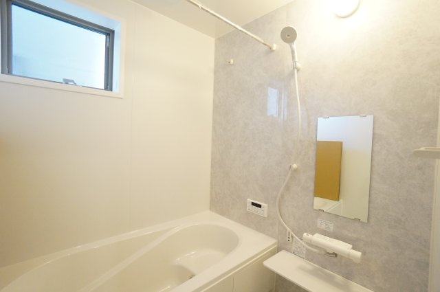 リーブルガーデン常滑市西之口2丁目　　1号棟の浴室|1坪の広さで1日の疲れを癒すくつろぎのバスタイム！浴室乾燥暖房機付きで冬には浴室を暖めることが出来ます。