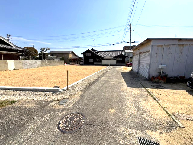 西垣生町売土地の前面道路含む現地写真