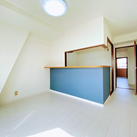 サンエクセル江井ヶ島の居間・リビング|対面キッチンになっています