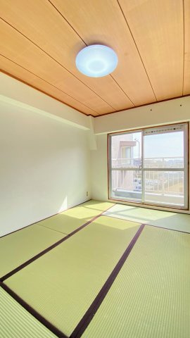 サンエクセル江井ヶ島の和室|バルコニーに面しており陽当たり良好