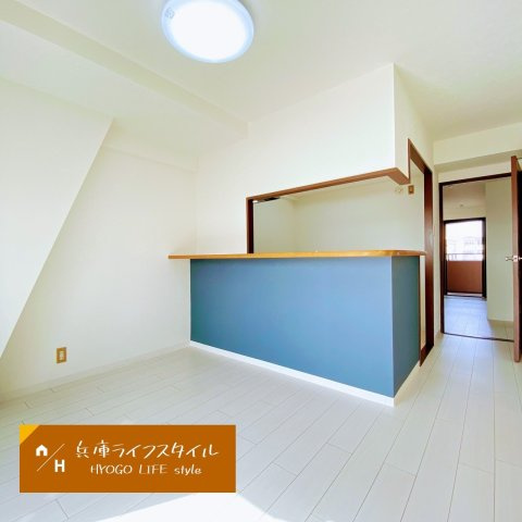 サンエクセル江井ヶ島の居間・リビング|明るいLDKです