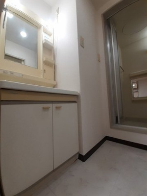 【洗面所】 | サン住吉 | ゆったりとスペースのある洗面所