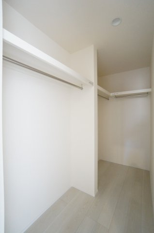 リーブルガーデン常滑市西之口2丁目　　2号棟の洋室|明るい光がさしこむ居室！！収納豊富！！