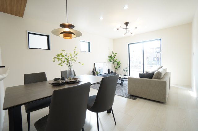 リーブルガーデン常滑市西之口2丁目　　2号棟の前面道路含む現地写真|●○前面道路○●