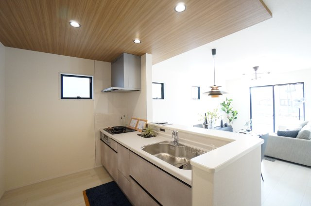 リーブルガーデン常滑市西之口2丁目　　2号棟のキッチン|お料理しながら会話弾む対面キッチン！！家族の温かい時間を演出！！