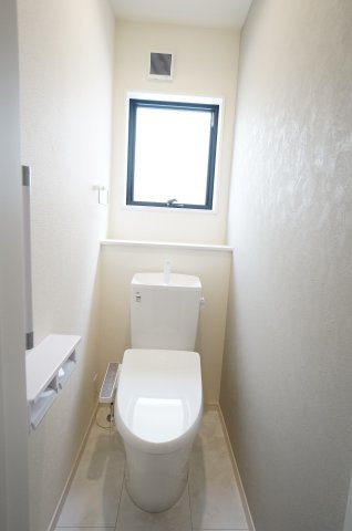 【ご成約済】リーブルガーデン常滑市西之口2丁目　　7号棟のトイレ|2ヶ所にトイレがあり、お掃除しやすい機能や工夫が満載。スッキリコンパクトなシャワートイレで温水洗浄便座で冬は暖かく快適です