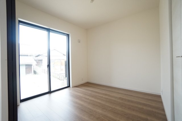 【ご成約済】リーブルガーデン常滑市西之口2丁目　　7号棟の洋室|リビング横の4.5帖用室は来客用に客間として、お子様の遊び場などに大活躍のスペースです。