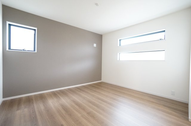 【ご成約済】リーブルガーデン常滑市西之口2丁目　　7号棟の洋室|7.2帖の主寝室はアクセントクロスが素敵な居室！