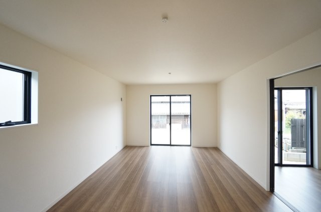 【ご成約済】リーブルガーデン常滑市西之口2丁目　　7号棟の居間・リビング|16.75帖のリビングは4.5帖の洋室とつながる開放的な空間です、明るいリビングは家族が集まる憩いのスペースです。