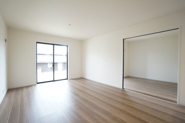 【ご成約済】リーブルガーデン常滑市西之口2丁目　　7号棟の居間・リビング|16.75帖の南向きのリビングは4.5帖の洋室とつながっていて明るく広々とした空間！！