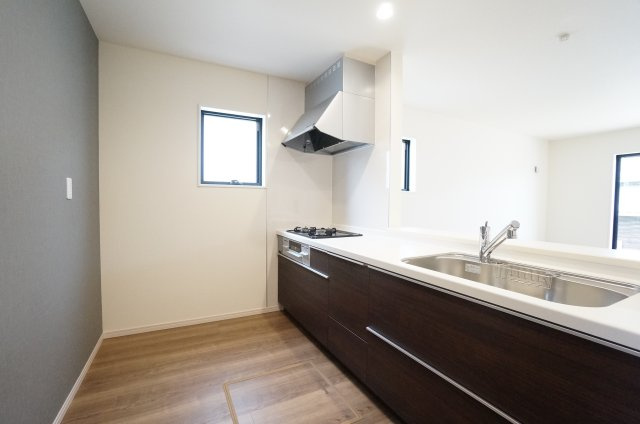 【ご成約済】リーブルガーデン常滑市西之口2丁目　　7号棟のキッチン|お料理しながら会話弾む落ち着いた雰囲気の対面キッチンは家族と顔を合わせながらお料理が出来て楽しい時間を過ごせそうです♪