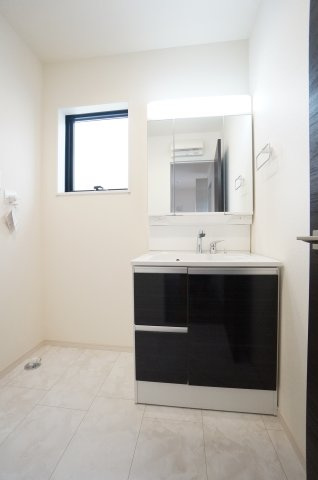 【ご成約済】リーブルガーデン常滑市西之口2丁目　　7号棟の独立洗面台|シャワー付き洗面化粧台は、伸ばせる水栓で洗面台でのシャンプーや洗い物に便利な仕様。