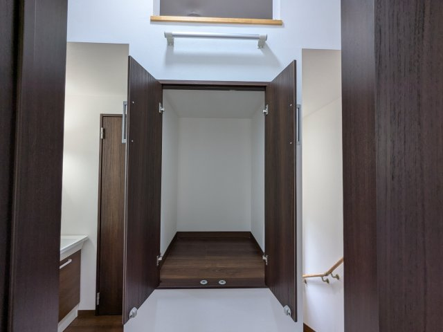 都城市久保原町の中古一戸建の収納