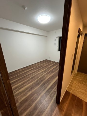 レーベン志木エグゼクティア　205の洋室|落ち着いた色調の洋室です