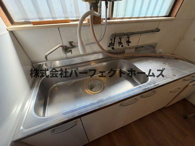 黄金野1丁目テラスハウスのキッチン|コンパクトなキッチンで掃除もラクラク