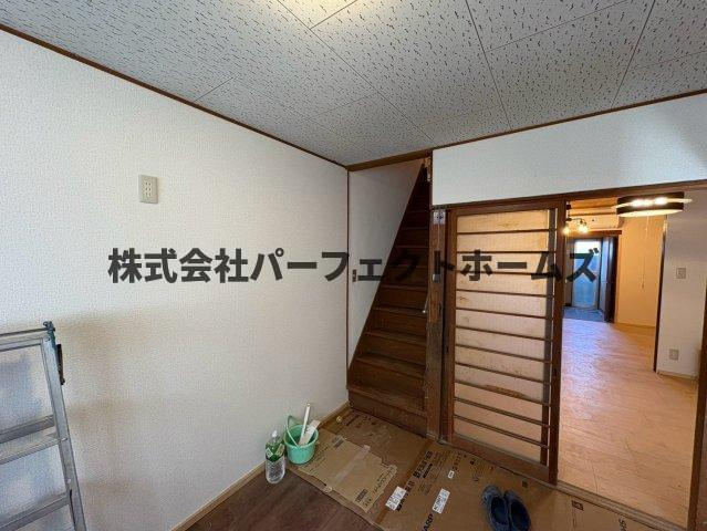 黄金野1丁目テラスハウスの内装|明るい色調の室内です