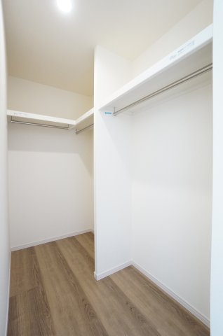 リーブルガーデン常滑市西之口2丁目　　6号棟の収納|2階洋室のウォークインクローゼットはパイプハンガーにはコートやワンピースなどをそのままかける事が出来、棚にはバッグや帽子など小物収納に便利です。