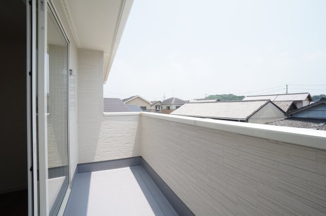 リーブルガーデン常滑市西之口2丁目　　6号棟のバルコニー|バルコニーは南向きで日当たりが良く、気持ちよくお洗濯物を干していただけます♪