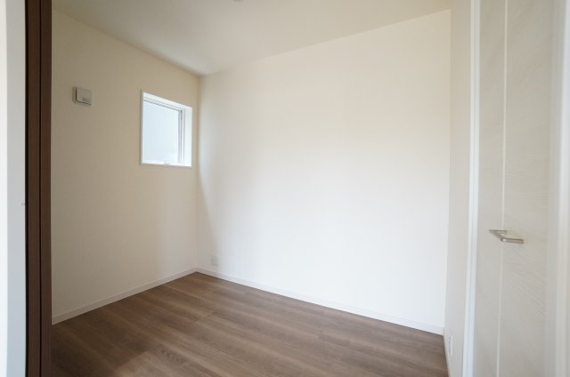 リーブルガーデン常滑市西之口2丁目　　6号棟の洋室|リビングにつながる3帖の洋室はお子様の遊び場やおもちゃ置き場としても活躍！