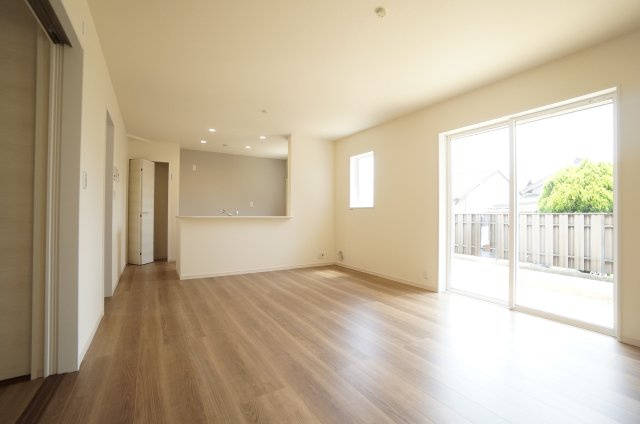 リーブルガーデン常滑市西之口2丁目　　6号棟の居間・リビング|15.7帖の南側リビングは日当たり良好で明るく開放的です♪