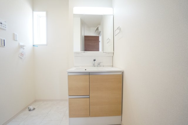 リーブルガーデン常滑市西之口2丁目　　6号棟の独立洗面台|シャワー付き洗面化粧台は、伸ばせる水栓で洗面台でのシャンプーや洗い物に便利な仕様。