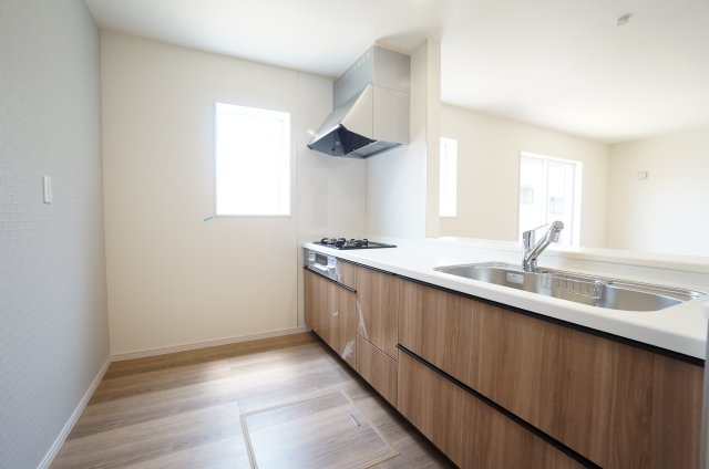 リーブルガーデン常滑市西之口2丁目　　6号棟のキッチン|リビングの様子が見渡せる対面式のシステムキッチン♪