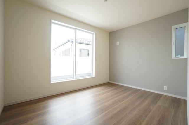 リーブルガーデン常滑市西之口2丁目　　6号棟の洋室|2階7.13帖の主寝室には大型ウォークインクローゼット付き！バルコニーに面した明るい居室。