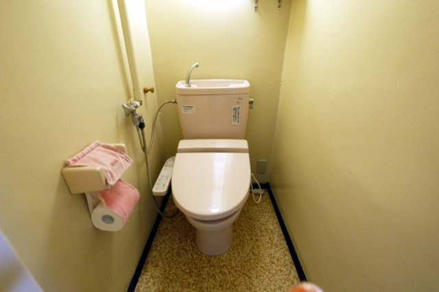 三輝本マンションのトイレ|トイレも明るいでしょ♪