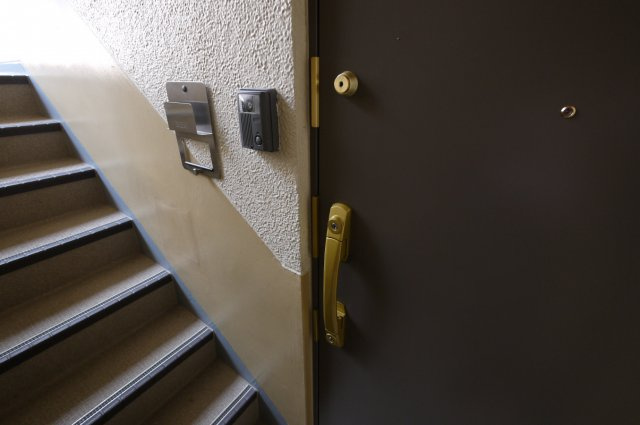 三輝本マンションの玄関|安心のトリプルシリンダー