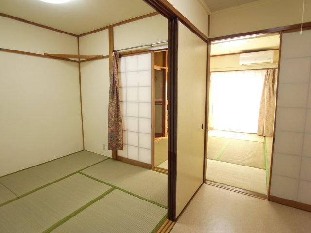 三輝本マンションの居間・リビング|風通しも良さそうですね！