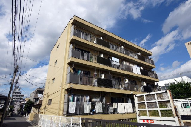 三輝本マンションの外観|立地は閑静な住宅街 駐車場一台無料