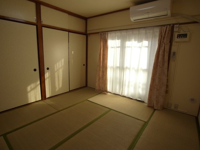 三輝本マンションの居間・リビング|８帖は広々と使えますね！家具も置きやすい！