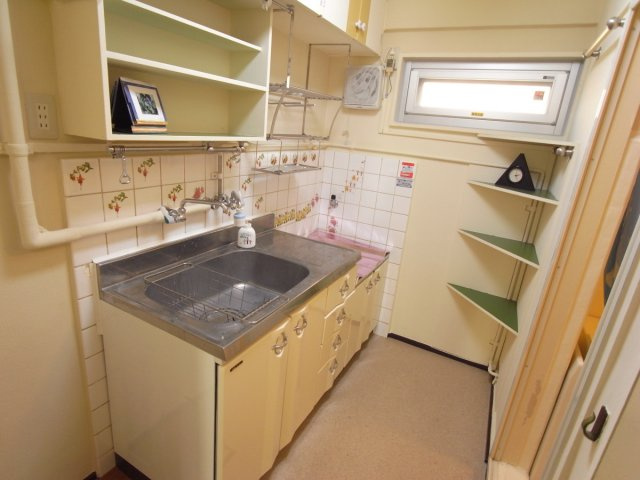 三輝本マンションのキッチン|収納棚がいっぱいで使い勝手の良いキッチンです